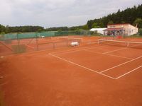 Das Tennis-Gelände des FC Frickenfelden mit Tennis-Heim